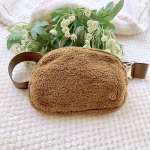 🧡🧡Lululemon fleece burnt caramel w/gold hardware everywhere belt bag